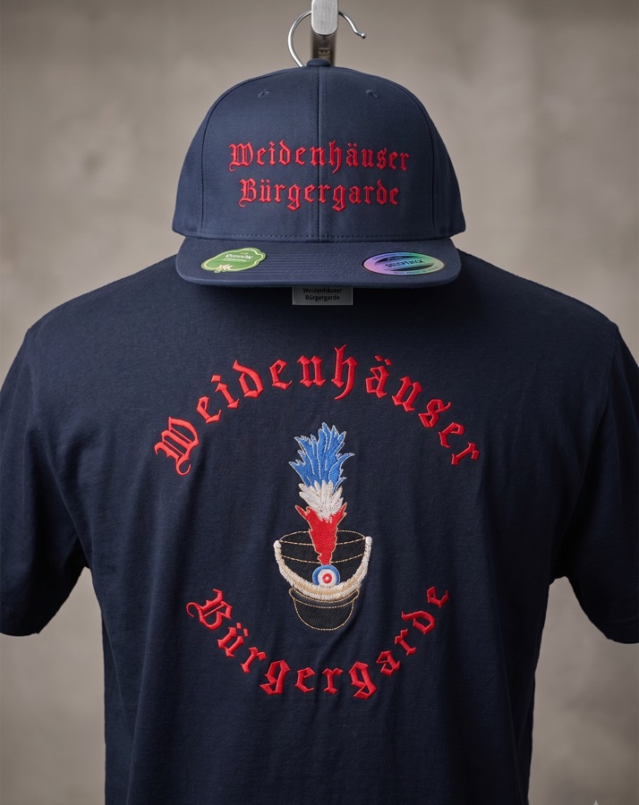 Cap und Shirt mit Vereinsstickerei