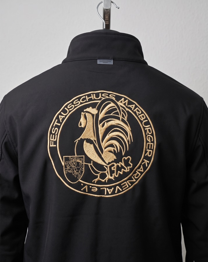 Jacke mit Goldstickerei auf dem Rücken